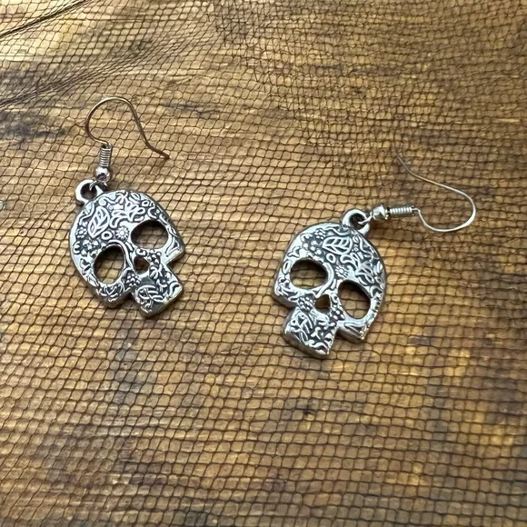 💀  Etched Sugar Skull Silver Dangle Earrings 
~ “Day of the Dead” 🥀 - Picture 3 of 7